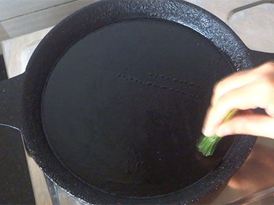 greasing pan for akki hittu dose or instant neer dosa recipe