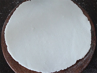 rolling the roti for ukkarisida akki rotti or plain rice flour roti