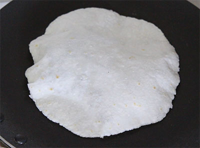 cooking ukkarisida akki rotti or plain rice flour roti