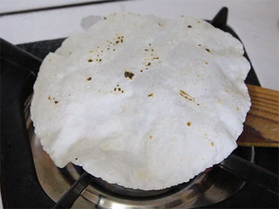 cooking ukkarisida akki rotti or plain rice roti on direct flame