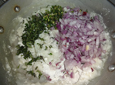 onion and curry leaves for akki rotti