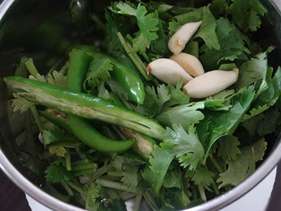 grind the spices for alasande kalu gojju or curry