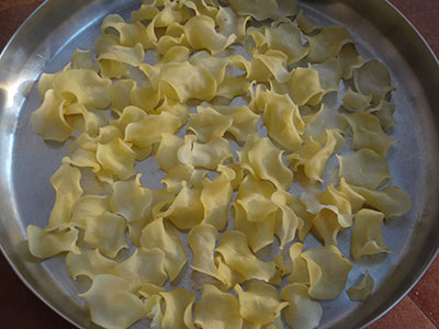 drying potato slices for sun dried potato chips or aloo chips
