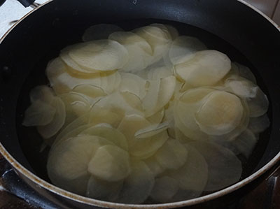 blanching potato slices for potato chips or aloo chips