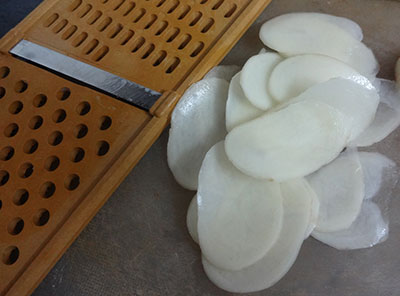 frying potato slices for potato chips or alugadde chips