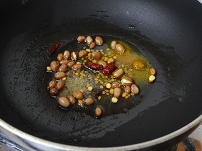 curry leaves for avalakki oggarane or easy poha recipe