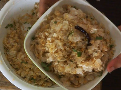 serving masale avalakki or spicy poha