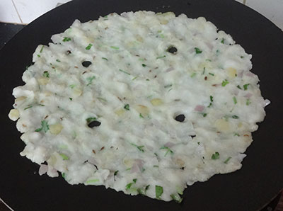 putting for avarekalu akki rotti on the pan