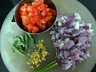 chopped onion and tomato for avarekalu uppittu or upma