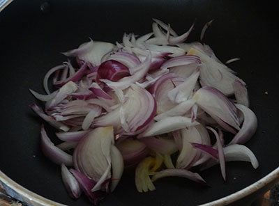 onion for badanekayi palya or brinjal onion stir fry