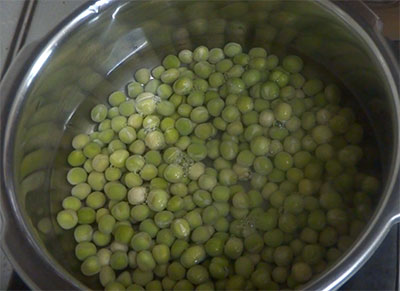 cooking gren peas for batani gasi or udupi style green peas curry
