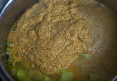 ground masala for batani gasi or udupi style green peas curry