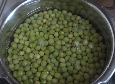 water for batani usli or green peas sundal