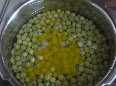 salt and turmeric for batani usli or green peas sundal
