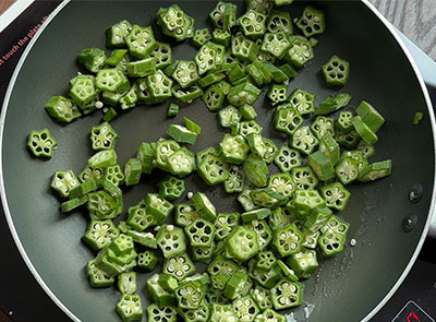 frying bhindi for bendekai mosaru sasive recipe