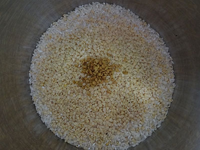 rinse rice and lentils for davangere benne dosa