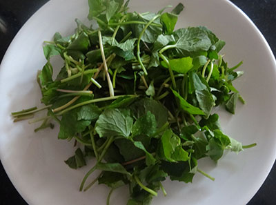 chop brahmi leaves for thimare thambli or brahmi thambli