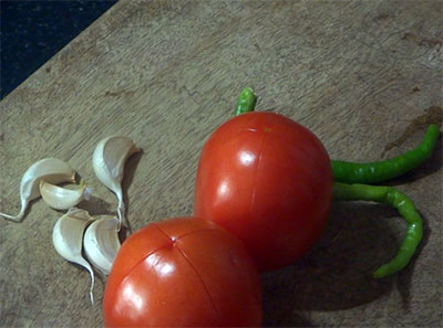 tomato, garlic and green chillies for burnt or charred tomato chutney recipe