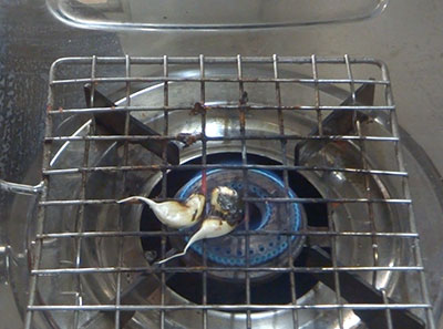 charring garlic for burnt or charred tomato chutney recipe
