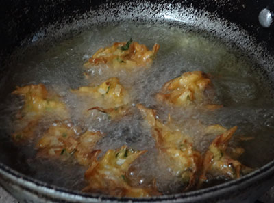 frying cabbage pakoda or kosu vade