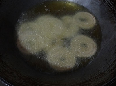 frying chakli or chakkulis