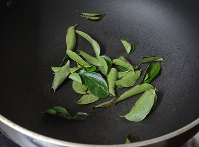 roasting curry leaves for chutney powder or chutney pudi