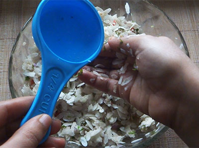 mixing beaten rice for kalasida avalakki or dadpe poha recipe