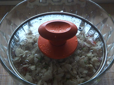 resting mixed beaten rice for kalasida avalakki or dadpe poha recipe