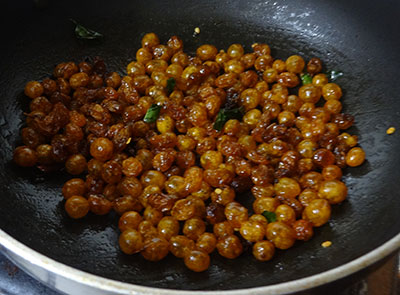 roasting raisins for drakshi gojju or raisins curry