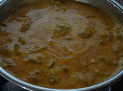 boiling drakshi hannina sasive or grapes curry