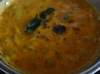 tempering drakshi hannina sasive or grapes curry