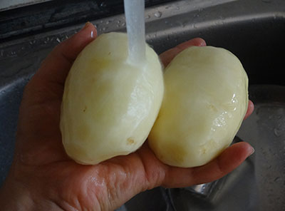 rinsing potatoes for french fries or finger chips