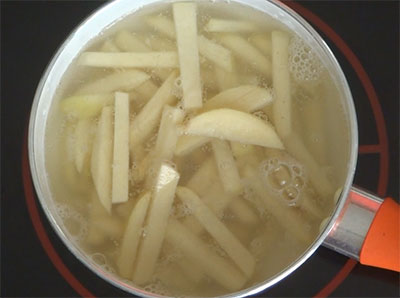 rinse potatoes for french fries or finger chips