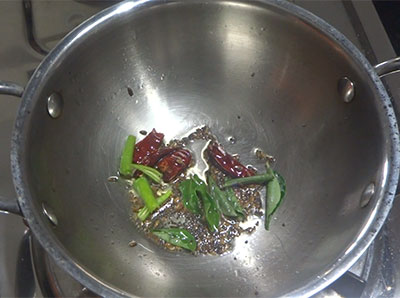 green chili and curry leaves for garlic rasam or bellulli saaru recipe