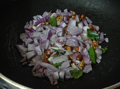 green chili, onion and curry leaves for gatti avalakki oggarane or khara avalakki