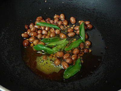 turmeric powder and curry leaves for malnad style huli avalakki or gojjavalakki