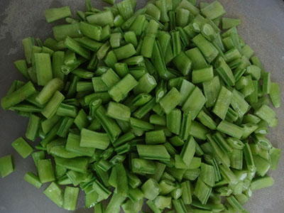 chopped cluster beans for gorikayi gojju or cluster beans curry
