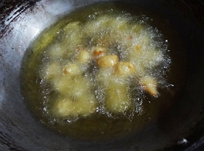 deep frying halasina hannina mulka or appa