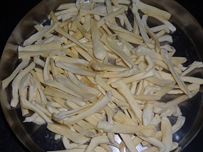 raw jackruit sticks for halasinakai chips or raw jackfruit chips