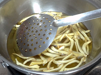 frying halasinakai chips or raw jackfruit chips