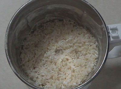 grind soaked rice for idli dosa batter using mixie