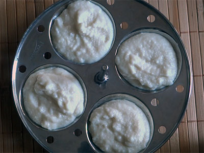pour the batter in idli moulds for instant poha idli or avalakki idli
