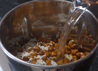 soaked rice and dal for kadalekalu dose or kala chana dosaa