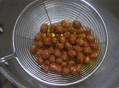 deep frying the peanuts for masala peanuts or kara kadlekai