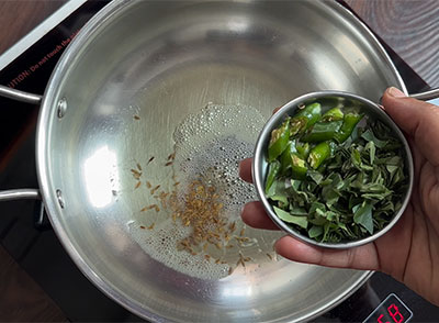 green chilli and curry leaves for masale avalakki or masala poha recipe