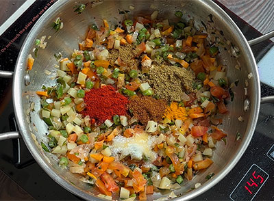 red chilli, dhaniya and garam masala for masale avalakki or masala poha recipe