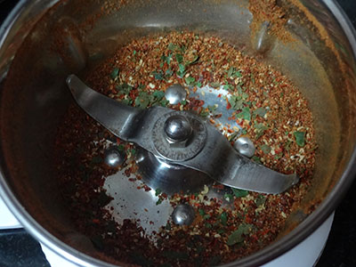 grinding spices for mavinakayi chitranna or mango rice