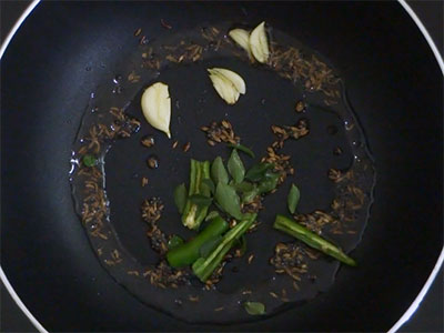 garlic and curry leaves for menasina saaru or pepper rasam