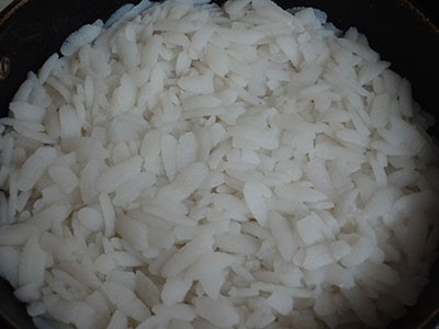 soak beaten rice for menthe idli or kadubu