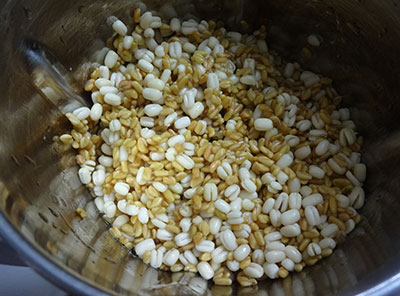 grinding urad dal and fenugreek seeds for menthe idli or kadubu